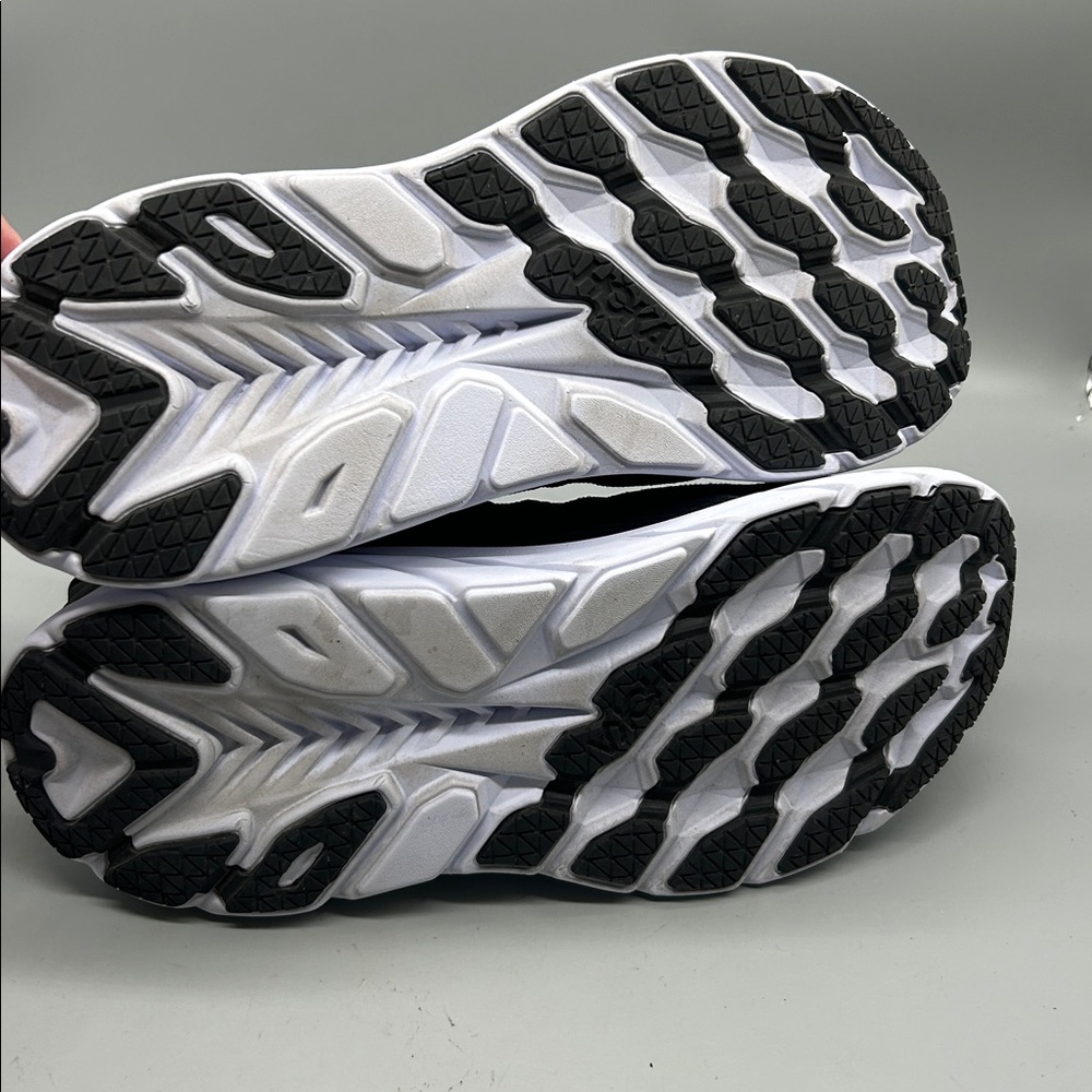 ⭐️ Like New Hoka Women's Clifton 8 Running Shoe Size 10 in Black ⭐️ - Picture 7 of 8